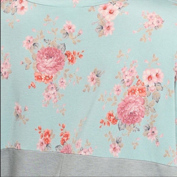 Woman’s Plus size gray floral top 1X, 2X - Picture 4 of 4